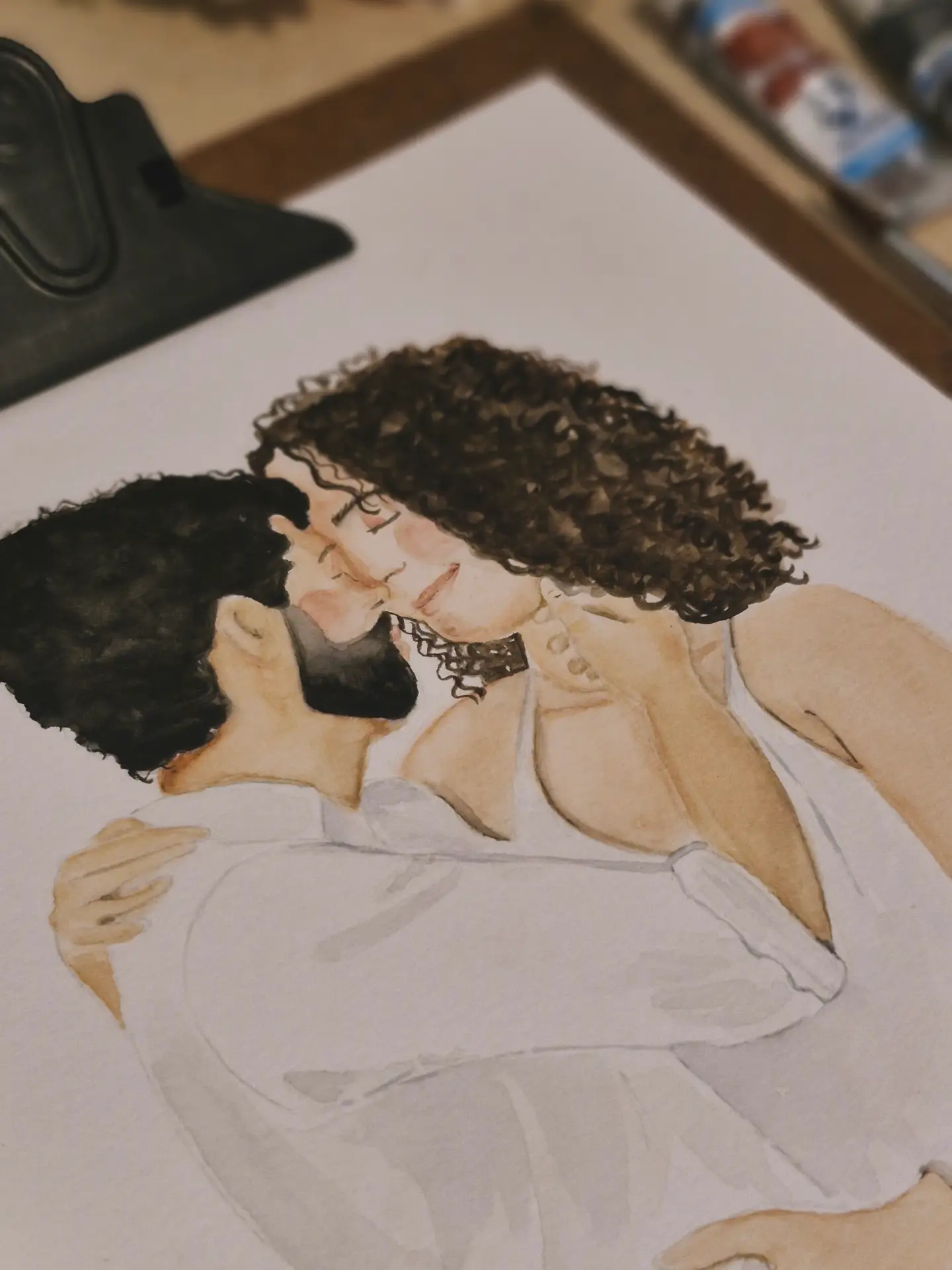 Retrato em aquarela de um casal abraçado, feito à mão sobre papel